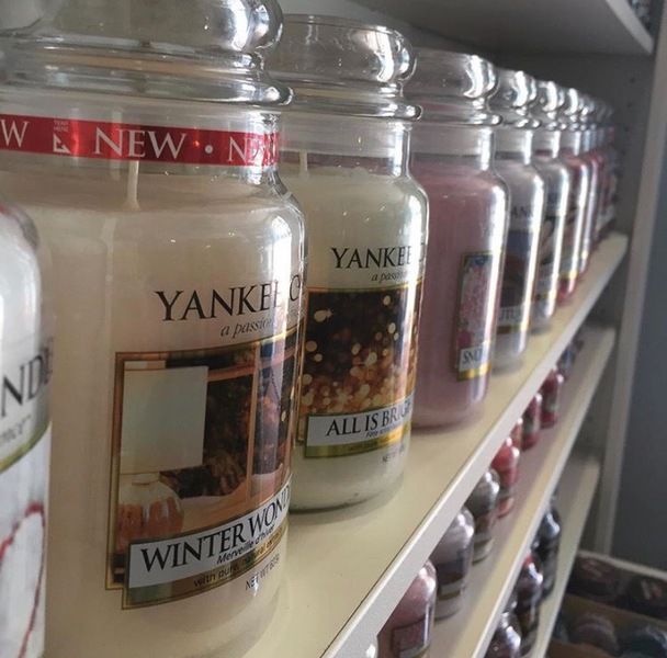 Kerzen von Yankee Candle in einem Regal