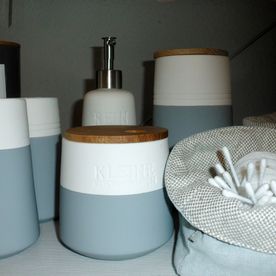 Badaccessoires in Hellblau und Weiß