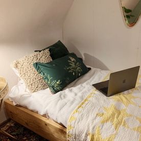 Bett mit Zierkissen
