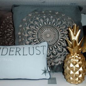 Kissen und Dekofiguren in Ananasform
